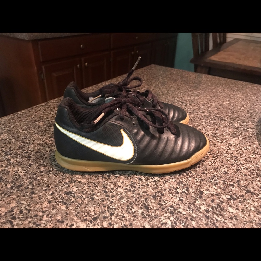 Nike Kids' Tiempo Legend Size 12 Soccer Sh…